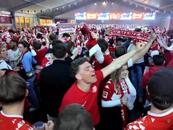 Der 1. FSV Mainz 05 steckt nach schwachem Saisonstart lange im Tabellenkeller fest – doch seit Urs Fischer übernommen hat, geht es deutlich bergauf. Starke Leistungen sorgen für Aufwind in der Liga und lassen sogar auf europäischer Ebene Träume zu.