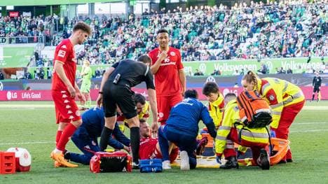 Mainz-Kapitän Silvan Widmer verletzt sich bei der Wolfsburg-Gala wohl schwer