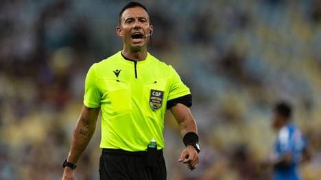 Maguielson Lima Barbosa sorgt mit seinem Elfmeterpfiff für Diskussionen