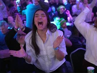 Kevin Doets konnte sich im Sechzehntelfinale gegen Nathan Aspinall durchsetzten. Seine Freundin fieberte emotionale mit und feuerte den Niederländer durchgehend an.