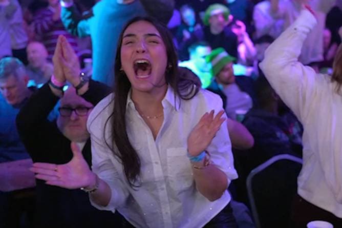 Diese Bilder erwärmen das Herz jedes Darts-Fans