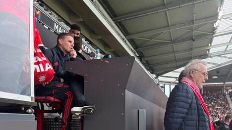 Anthony Barry, Thomas Tuchels neuer Co-Trainer beim FC Bayern, analysiert die Partie bei Mainz 05 von der Tribüne aus