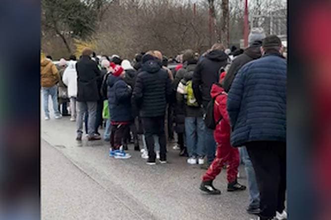 Die Schlange bei Bayern will einfach nicht enden ...