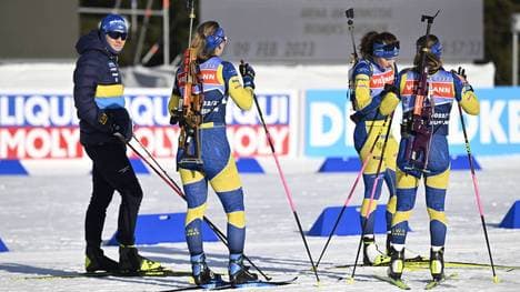 Trainer Johannes Lukas mit Schwedens Biathletinnen beim Training in Oberhof