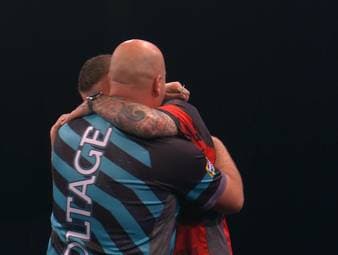 Was für ein hervorragendes letztes Achtelfinal-Match zwischen Rob Cross und Nathan Aspinall. Die Zuschauer lieben es. 