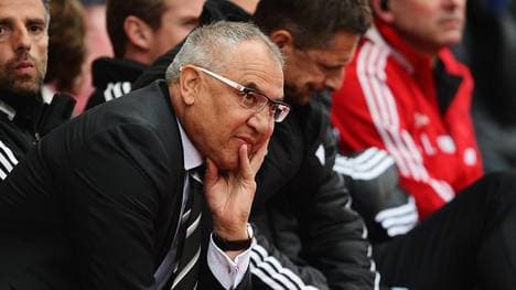 Felix Magath sitzt auf der Trainerbank