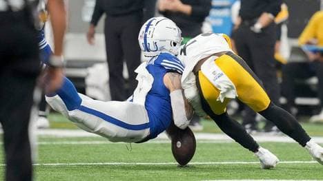 Damontae Kazee (r.) erwischte Michael Pittman Jr. übel