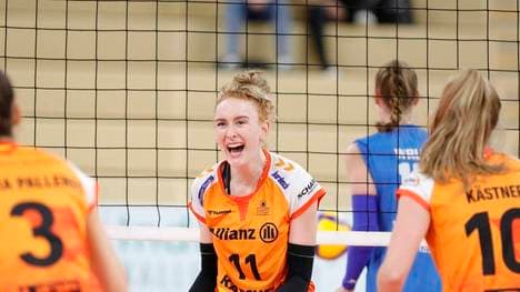 Lena Große Scharmann (Nr.11) und Allianz MTV Stuttgart haben in Wiesbaden allen Grund zum Jubeln