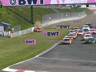 Enrico Förderer und Jay Mo Härtling machen den makellosen Saisonauftakt bei der ADAC GT4 Germany perfekt. Das Rennen in Oschersleben ist von Zusammenstößen geprägt.