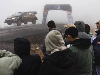 Bei äußerst schwierigen Bedingungen behält Toyota-Pilot Kalle Rovanperä den besten Durchblick. Thierry Neuville könnte schon bei der nächsten Rallye den WM-Titel perfekt machen.