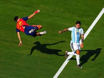 Wie kann er da so hingehen? Platzverweis für Argentinien