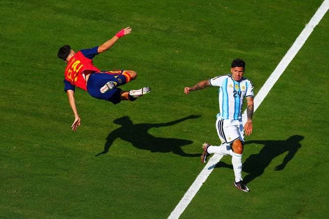 Wie kann er da so hingehen? Platzverweis für Argentinien