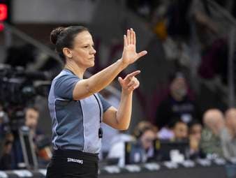 Schiedsrichterin mit Trikot-Fail