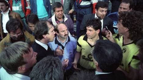 Mittendrin im Chaos: Michael Schulz, Michael Zorc und der damalige BVB-Coach Horst Köppel (v.r.)