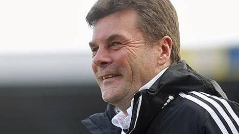 Trainer Dieter Hecking ist mit seinem Team bei Arminia Bielefeld gefordert
