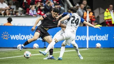 Maza (l.) behauptet den Ball gegen zwei Hamburger