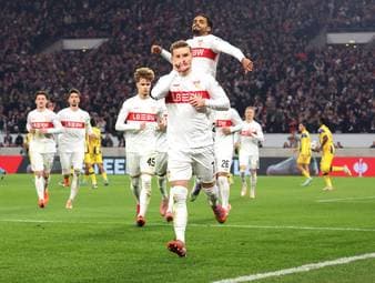VfB-Star Maximilian Mittelstädt trifft in der Europa League gegen Maccabi Tel Aviv per Strafstoß zum 3:0 und packt einen speziellen Torjubel aus. Hinterher verrät der Stuttgarter, wem er diesen Jubel widmet.