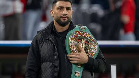 Agit Kabayel mit dem WBC-Gürtel