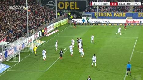 Mike Frantz köpft für den SC Freiburg ein