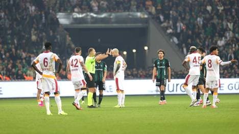 Victor Osimhen und Galatasaray ärgern sich über eine Schiedsrichter-Entscheidung
