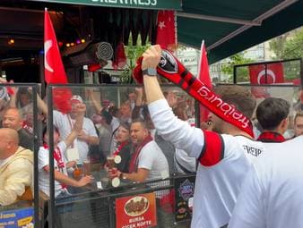 Der SC Freiburg steht vor dem Finale gegen Aston Villa. Die mitgereisten Fans in Istanbul haben sich bereits Stunden vor dem Anpfiff versammelt und singen sich warm.