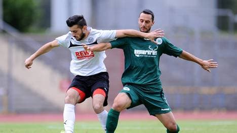 Eren Taskin von SG Wattenscheid und Ralf Schneider von Rot-Weiß Oberhausen im Zweikampf 