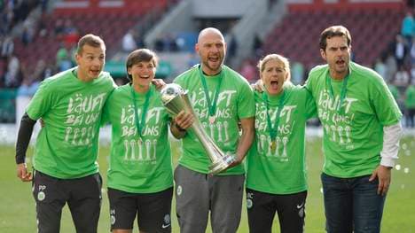 Stephan Lerch (M.) nach dem Gewinn des DFB-Pokals mit Wolfsburg im Mai