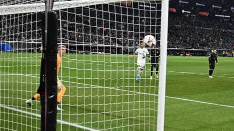 Der Marmoush-Freistoß schlägt unhaltbar ins Netz ein