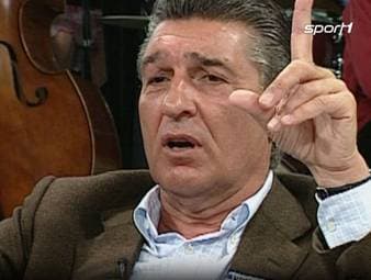 Seine offene und direkte Art brachte Rudi Assauer, der heute 80 geworden wäre, bei den Fans viele Sympathien. WIr blicken auf seine besten Auftritte im Doppelpass zurück.