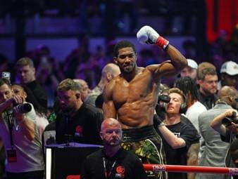 Joshua geht zu Boden - und schlägt zurück