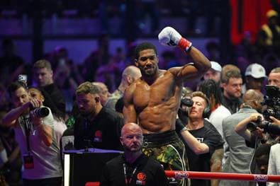 Joshua geht zu Boden - und schlägt zurück