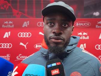 Die Zukunft von Dayot Upamecano ist weiterhin ungewiss. Nach dem Testspiel der Bayern in Salzburg hielt sich der Franzose ebenfalls sehr bedeckt.