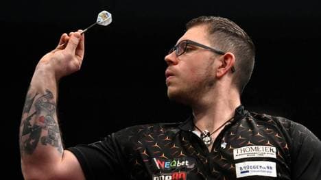 Lukas Wenig steht bei den European Darts Open in der zweiten Runde
