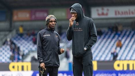 Edmond Tapsoba (r.) verpasst das Spiel gegen Eintracht Frankfurt