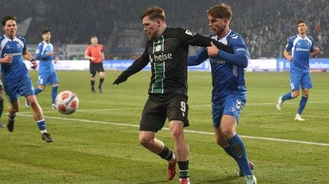 Hannovers Källman (li.) im Duell mit Nollenberger Magdeburg