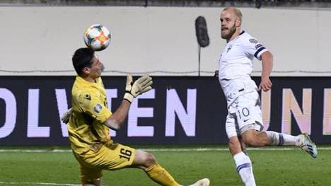 Teemu Pukki (r.) will Fußballzwerg Finnland zum ersten großen Turnier schießen