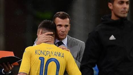 Andriy Shevchenko (M.) ist als Trainer der Ukraine derzeit sehr erfolgreich
