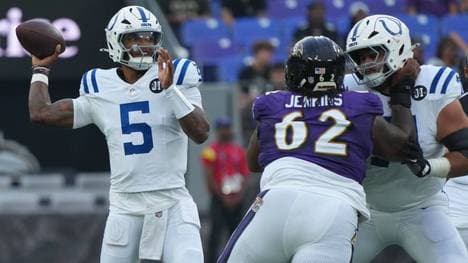 Quarterback Anthony Richardson (l.) muss im ersten NFL-Testspiel seiner Indianapolis Colts wegen einer Fingerverletzung ausgewechselt werden