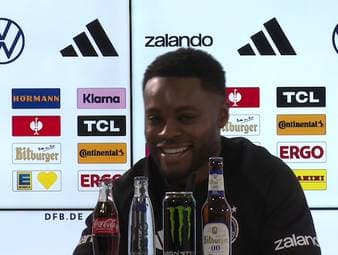 Ridle Baku wird nach den Qualitäten von David Raum gefragt und bezieht sich dabei metaphorisch auf den Geschmack von Gummibärchen. David Raum beantwortet die Frage zur Bedeutung des Austragungsortes des nächsten Länderspiels. 