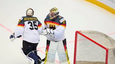 Philipp Grubauer (r.) musste gegen die USA verletzt raus