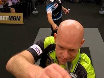 "Was ist das denn?!" Kurioser Moment um van Gerwen