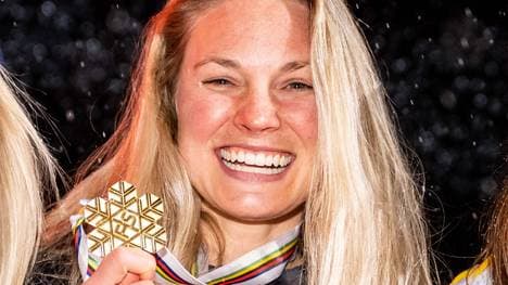 Jessie Diggins mit ihrer 10-Kilometer-Goldmedaille bei der WM 2023