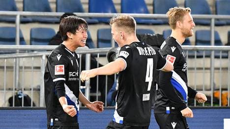 Masaya Okugawa (l.) erzwang den Arminia-Siegtreffer