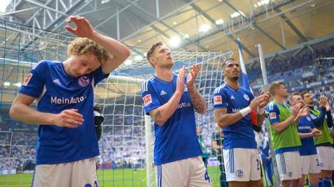Alex Král, Sebastian Polter und Moritz Jenz stehen nach dem Spiel vor der Schalke-Fankurve
