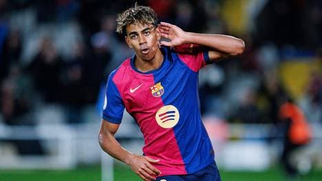 Lamine Yamal trägt das Trikot vom FC Barcelona
