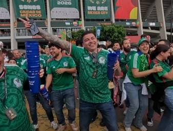 Vor dem WM-Sechzehntelfinale gegen Ecuador erreicht die mexikanische Euphorie auch Deutschland. SPORT1-Reporter Niclas Löwendorf besucht einen waschechten Mexikaner und stellt seine heimischen Spezialitäten vor.