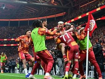 Meister! Sané und Gündogan jubeln