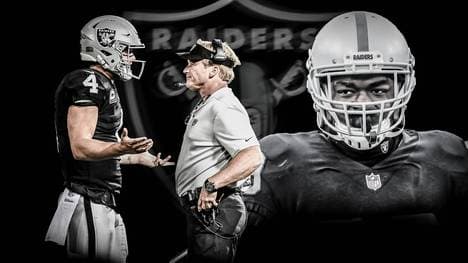 Bei den Oakland Raiders um Trainer Jon Gruden (m.) sieht es derzeit düster aus