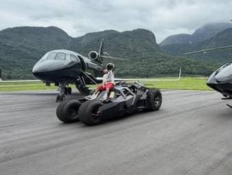 Neymar Jr. erweitert seinen Fuhrpark und macht sich damit selbst ein verspätetes Weihnachtsgeschenk der Extraklasse.