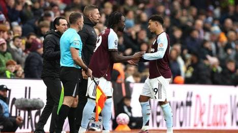 Jadon Sancho (r.) verlässt den Platz